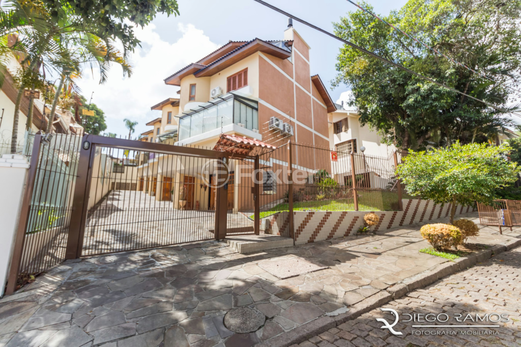 Casa de Condomínio à venda com 3 quartos, 240m² - Foto 1