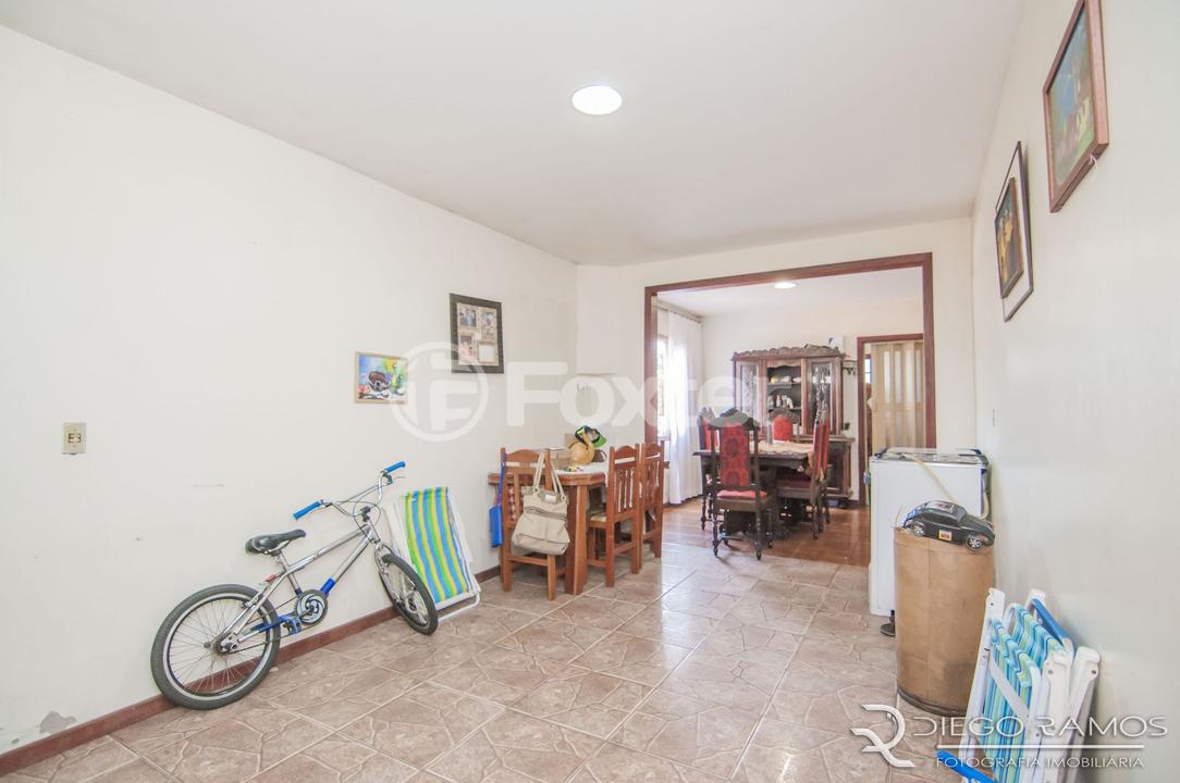 Casa à venda com 6 quartos, 200m² - Foto 3