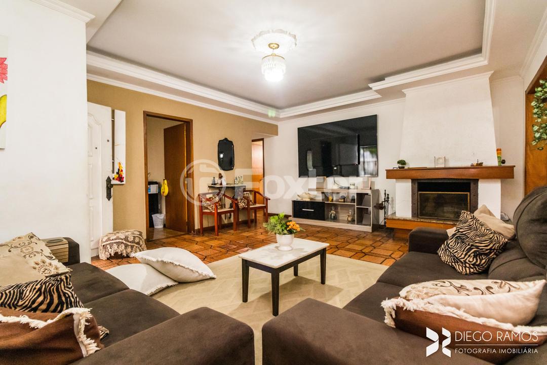 Casa à venda com 6 quartos, 220m² - Foto 2