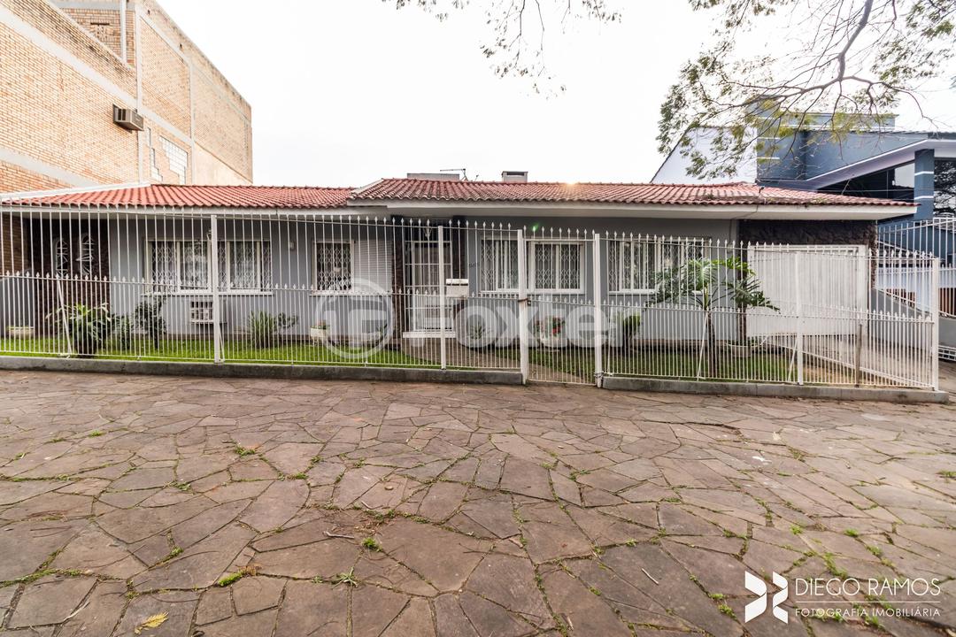 Casa à venda com 6 quartos, 220m² - Foto 1