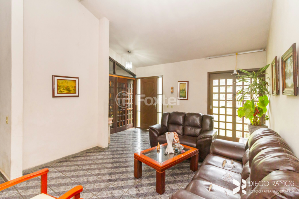 Casa à venda com 4 quartos, 241m² - Foto 1