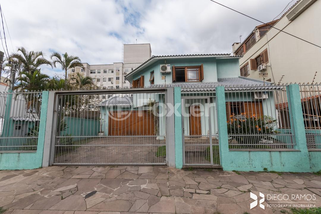 Casa à venda com 6 quartos, 240m² - Foto 1