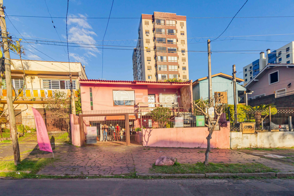 Casa à venda com 3 quartos, 233m² - Foto 1