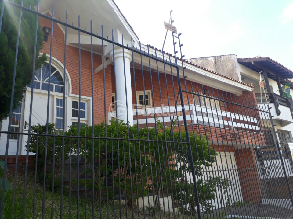 Casa à venda com 3 quartos, 217m² - Foto 1