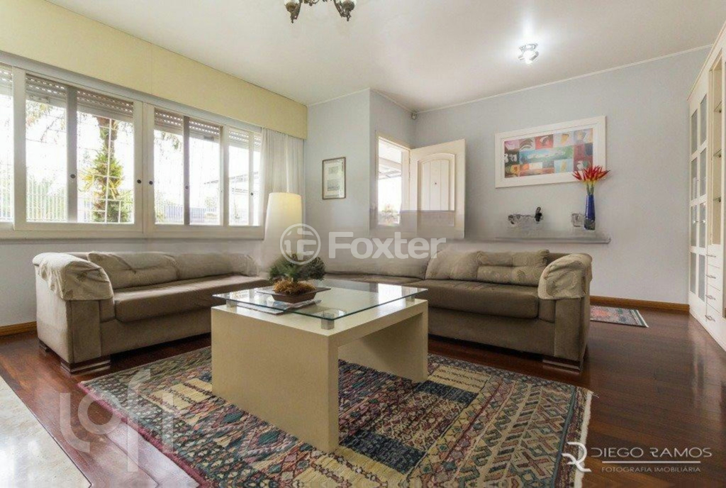 Casa à venda com 4 quartos, 244m² - Foto 1