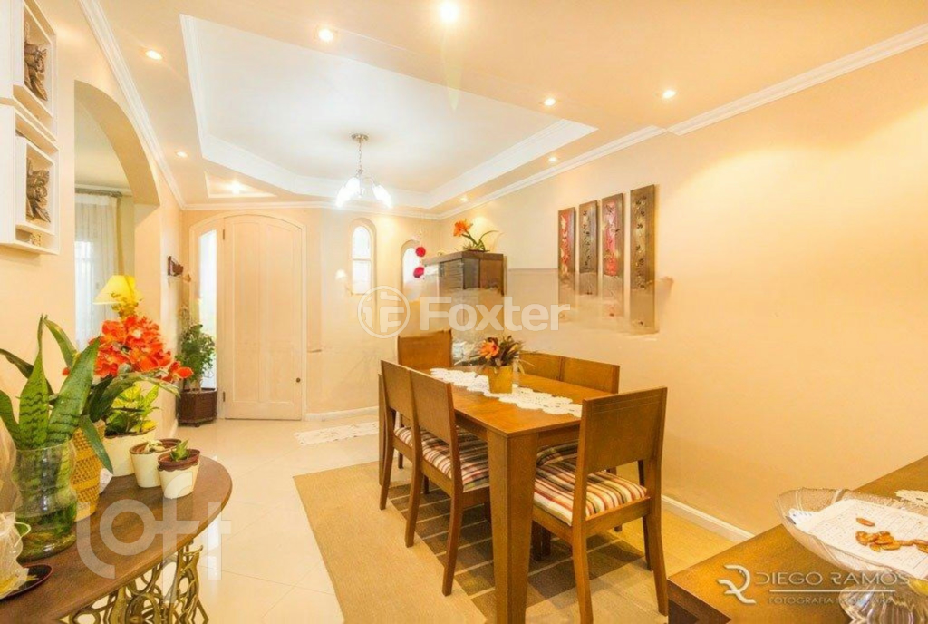 Casa à venda com 4 quartos, 220m² - Foto 2