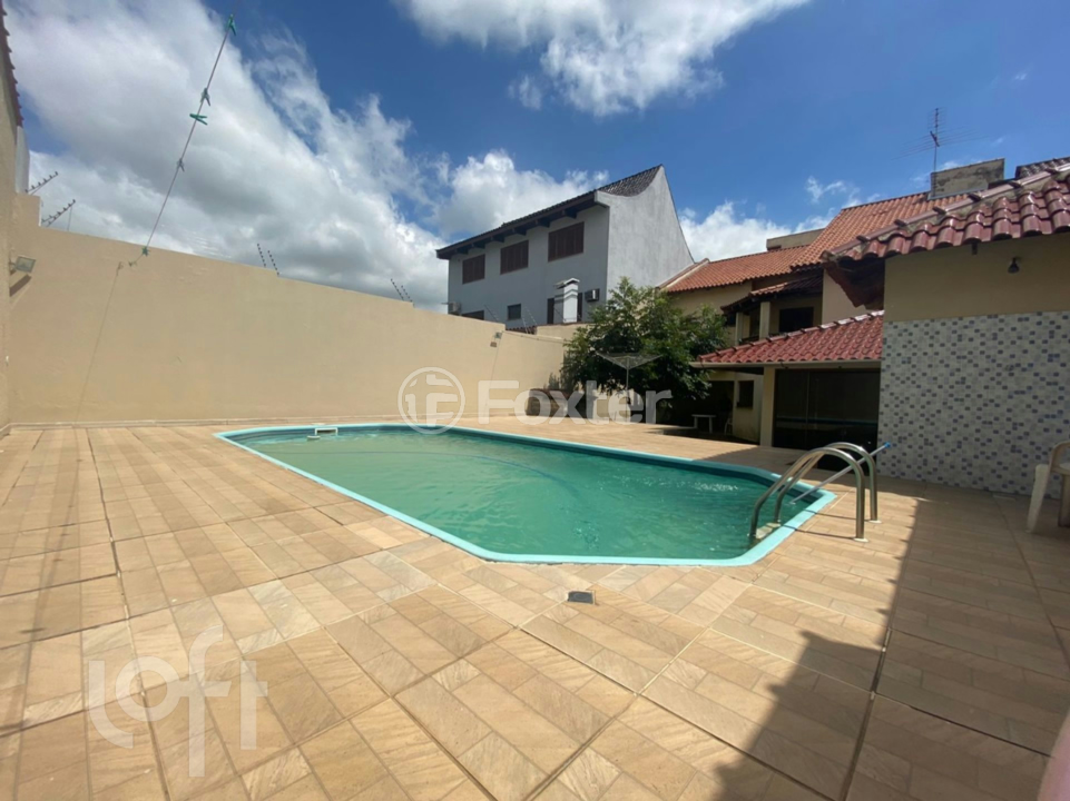 Casa à venda com 3 quartos, 246m² - Foto 1