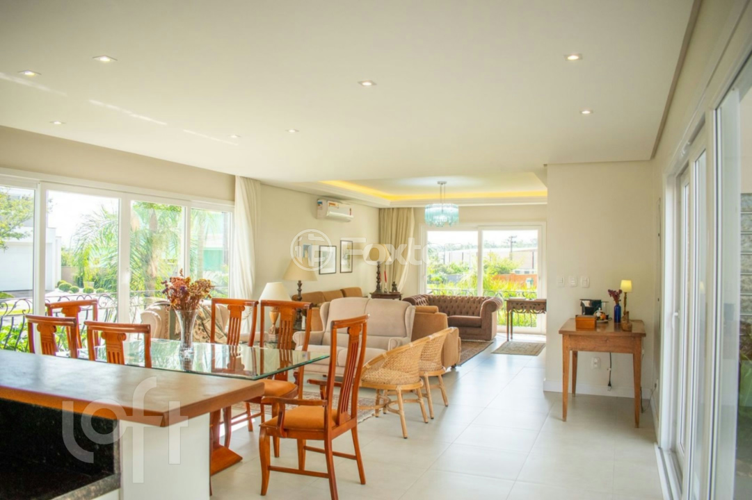 Casa de Condomínio à venda com 4 quartos, 243m² - Foto 1