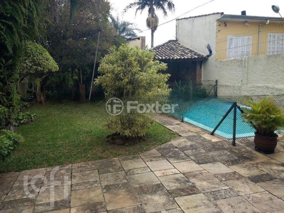 Casa à venda com 4 quartos, 220m² - Foto 1