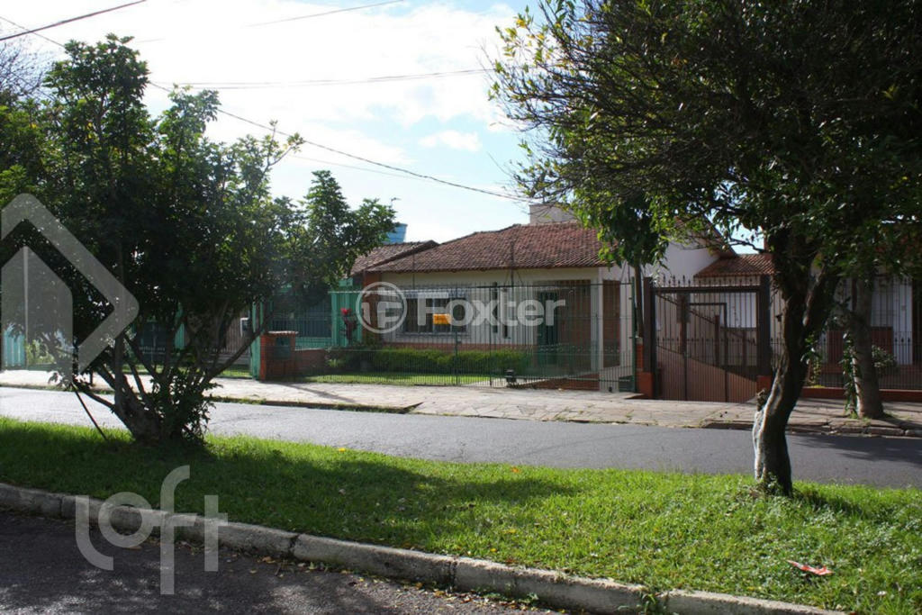 Casa à venda com 6 quartos, 220m² - Foto 2