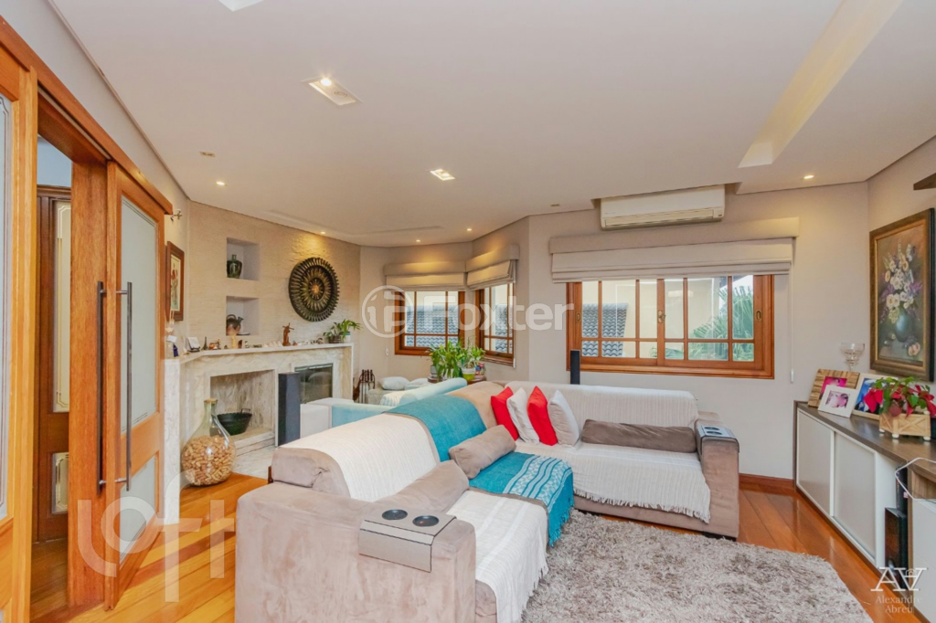 Casa de Condomínio à venda com 3 quartos, 244m² - Foto 2