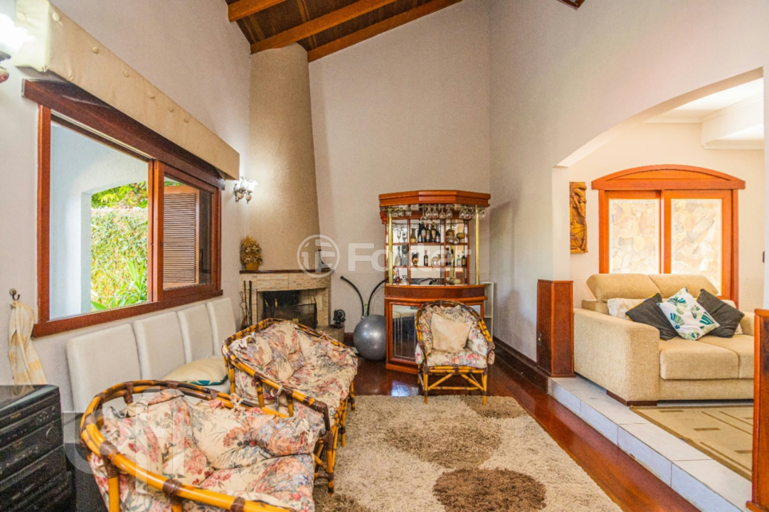Casa à venda com 4 quartos, 241m² - Foto 1