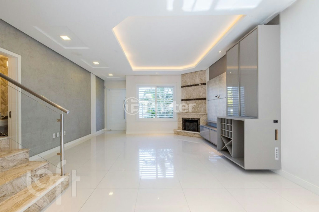 Casa à venda com 3 quartos, 218m² - Foto 1