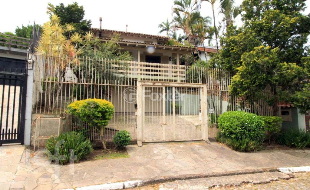 Casa à venda com 4 quartos, 264m² - Foto 1