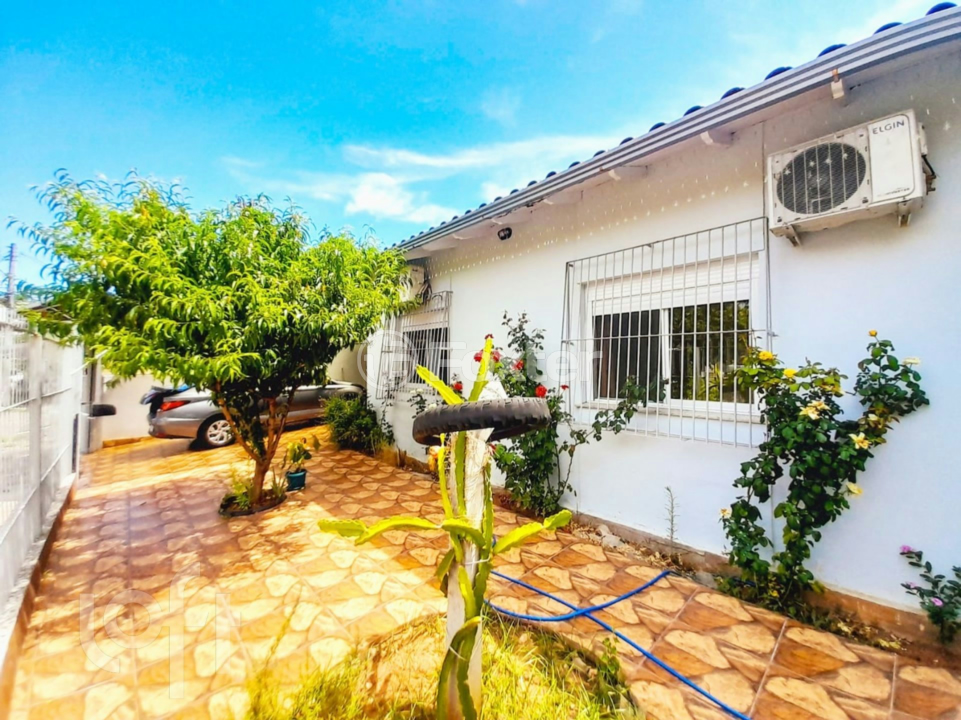 Casa à venda com 3 quartos, 98m² - Foto 1