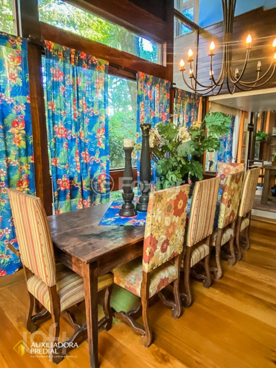 Casa à venda com 7 quartos, 600m² - Foto 1