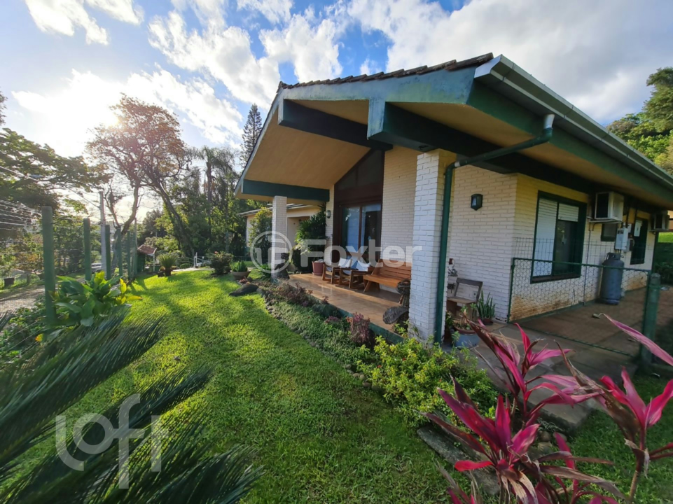 Casa à venda com 6 quartos, 329m² - Foto 1