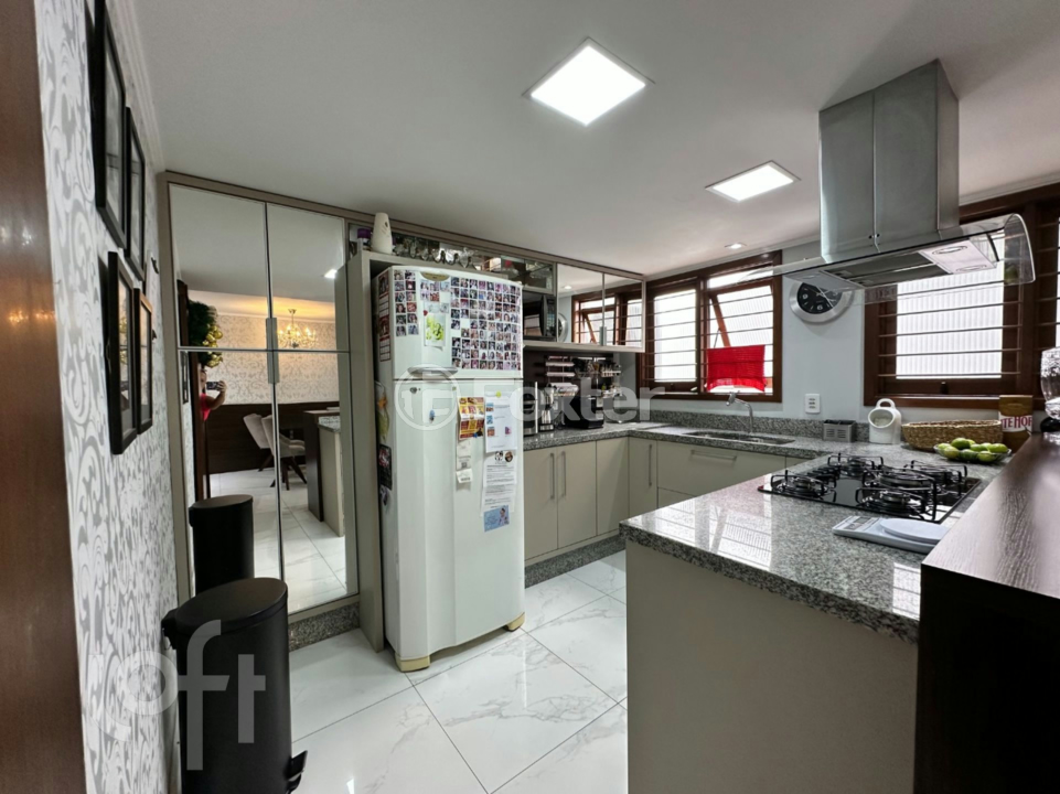Casa à venda com 4 quartos, 246m² - Foto 3