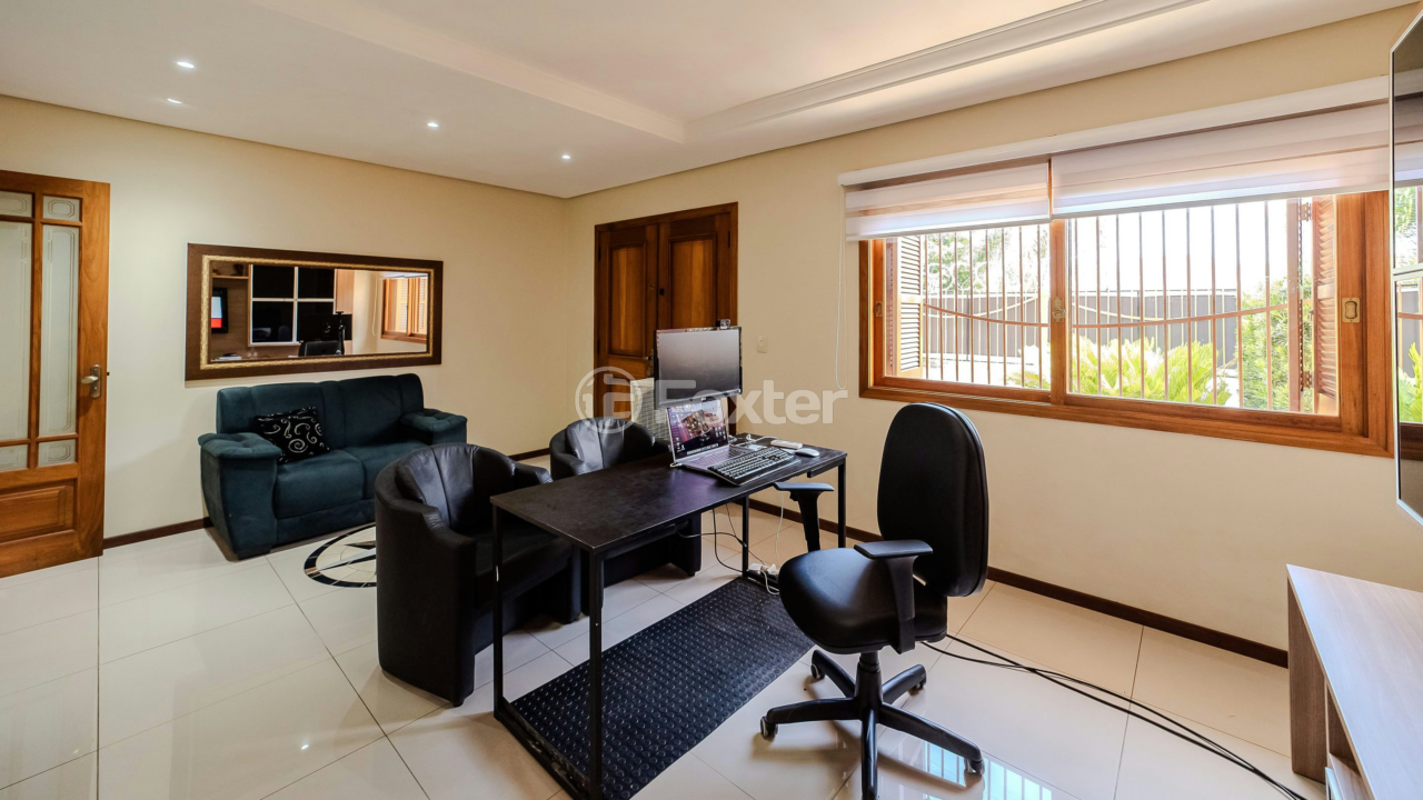 Casa à venda com 4 quartos, 247m² - Foto 1