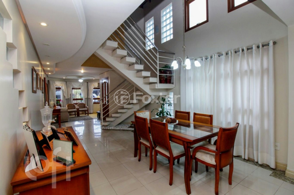 Casa à venda com 3 quartos, 210m² - Foto 1