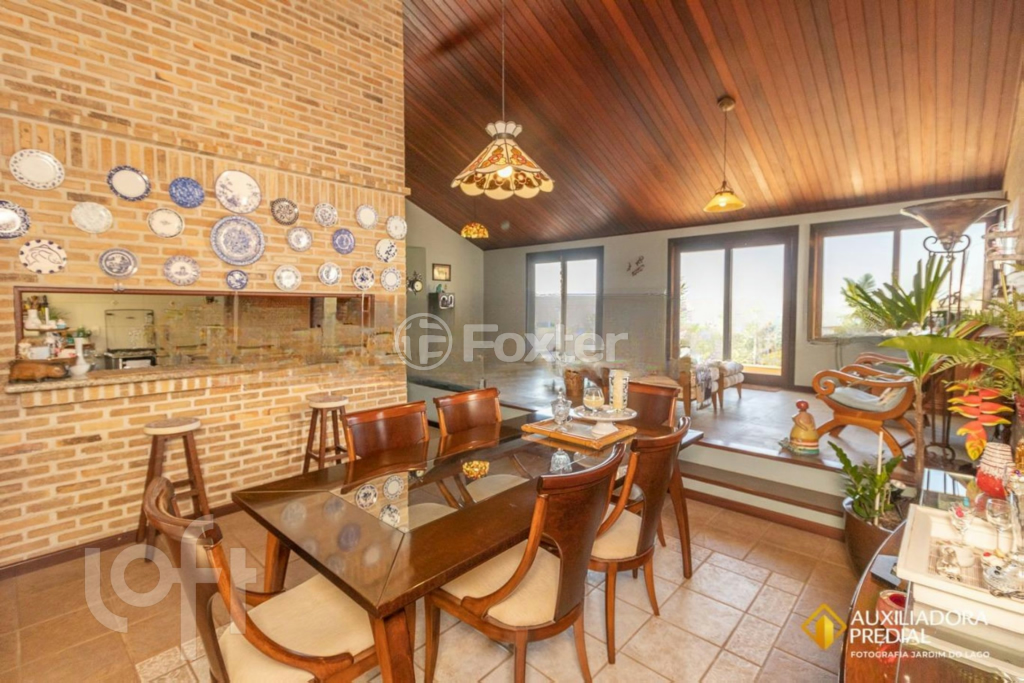 Casa de Condomínio à venda com 3 quartos, 240m² - Foto 1