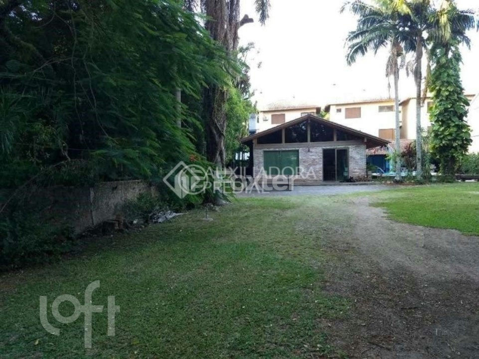 Casa à venda com 4 quartos, 292m² - Foto 1
