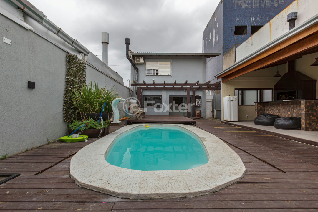 Casa à venda com 3 quartos, 240m² - Foto 2
