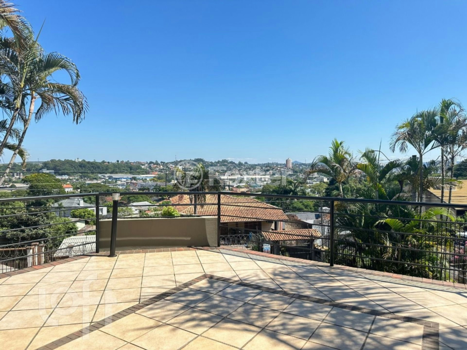 Casa à venda com 3 quartos, 237m² - Foto 1
