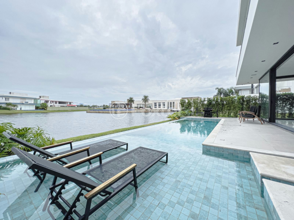 Casa de Condomínio à venda com 5 quartos, 426m² - Foto 2