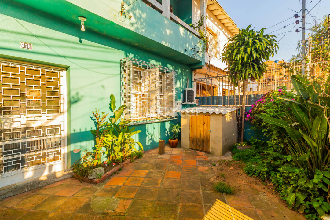 Casa à venda com 4 quartos, 100m² - Foto 1