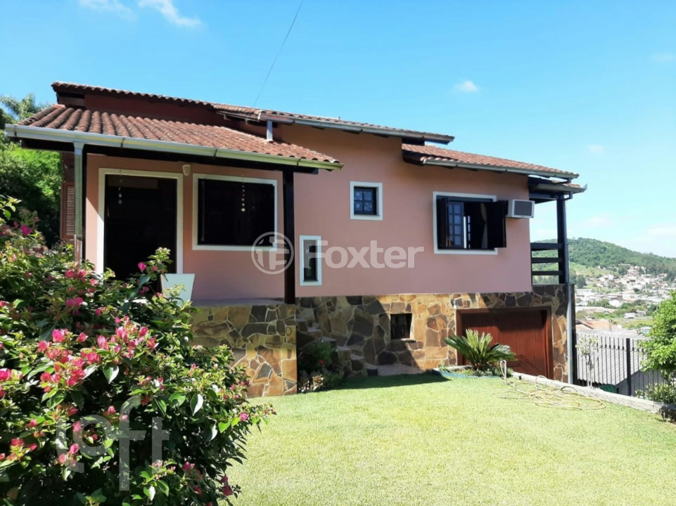Casa à venda com 4 quartos, 226m² - Foto 1