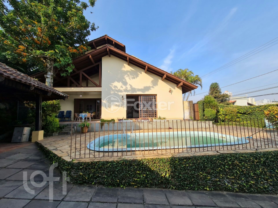 Casa à venda com 3 quartos, 246m² - Foto 1