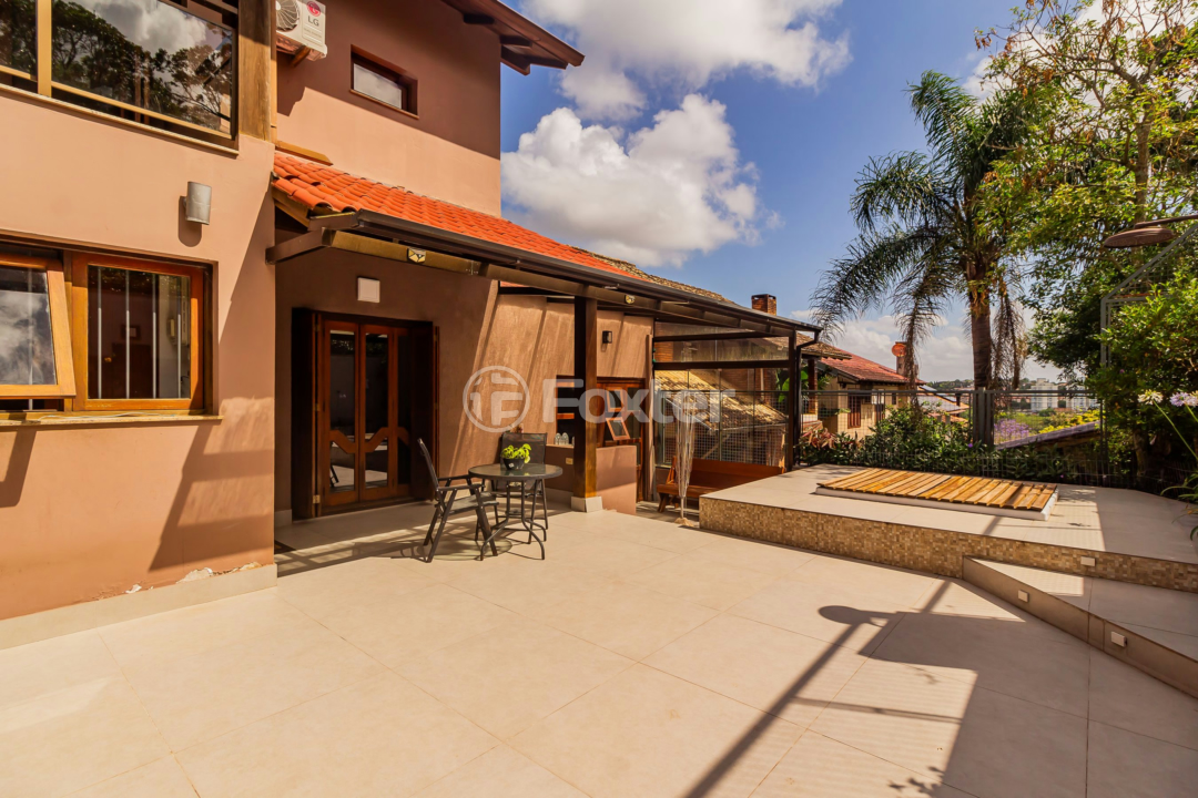 Casa de Condomínio à venda com 3 quartos, 260m² - Foto 1