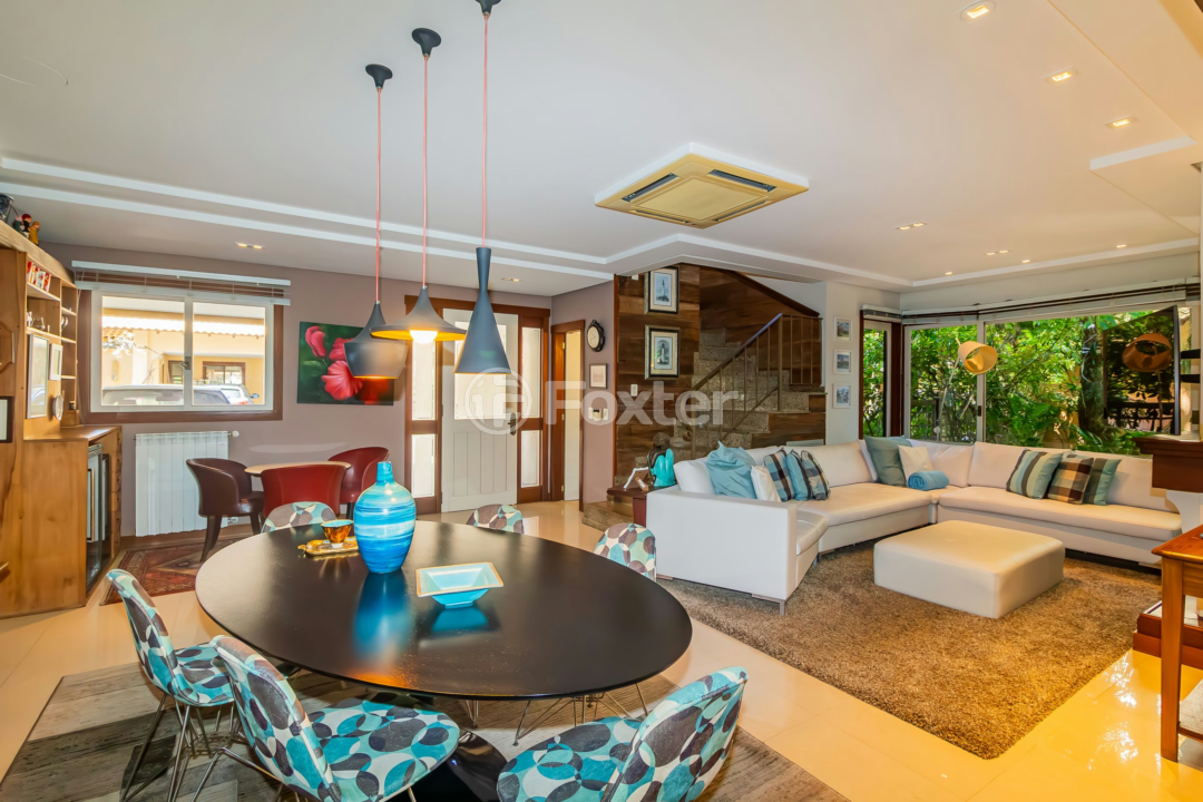 Casa de Condomínio à venda com 4 quartos, 380m² - Foto 2
