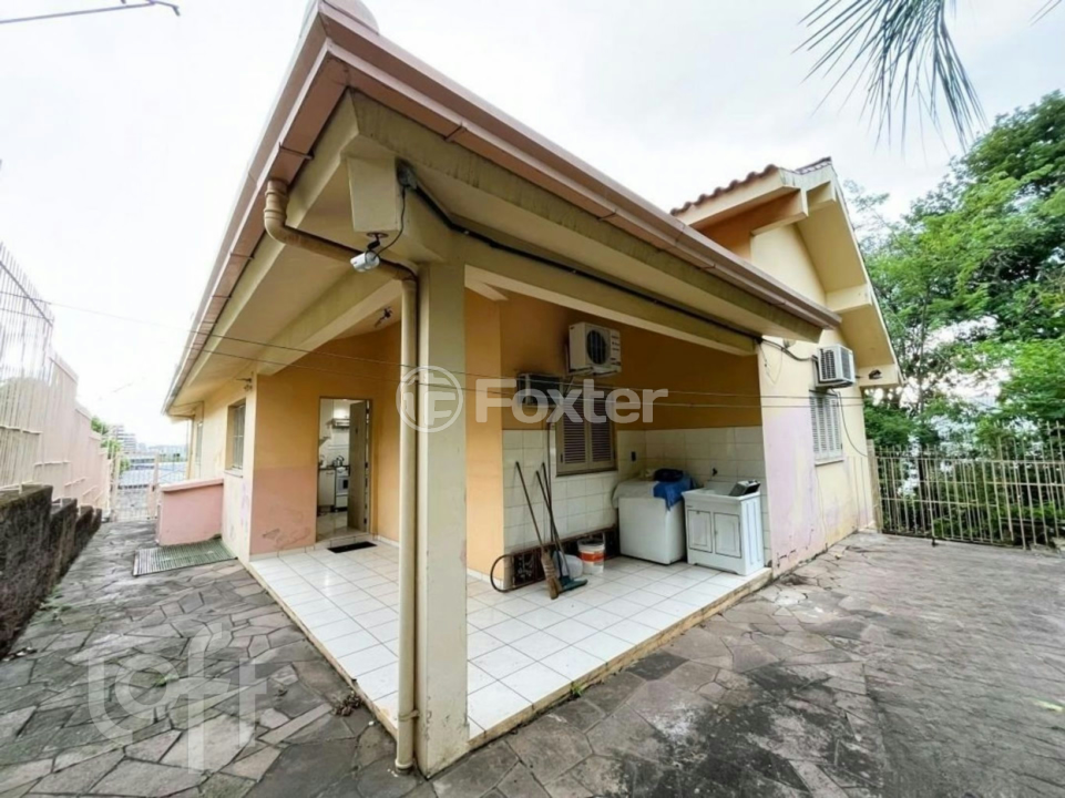 Casa à venda com 6 quartos, 233m² - Foto 2