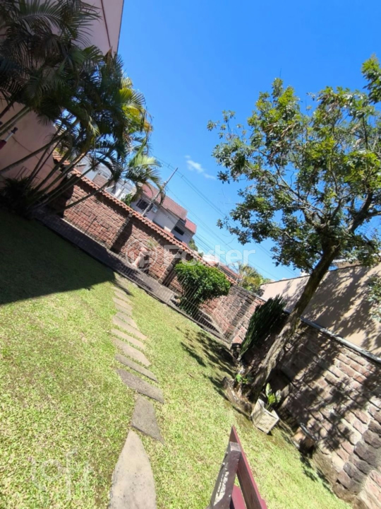 Casa à venda com 3 quartos, 266m² - Foto 1