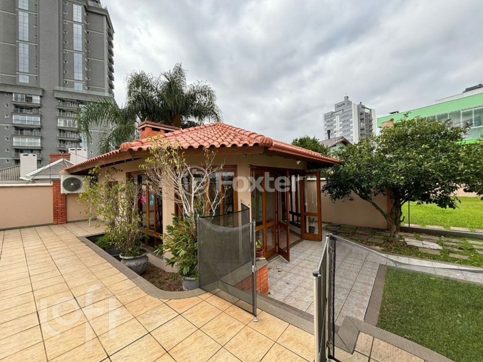 Casa à venda com 4 quartos, 297m² - Foto 2