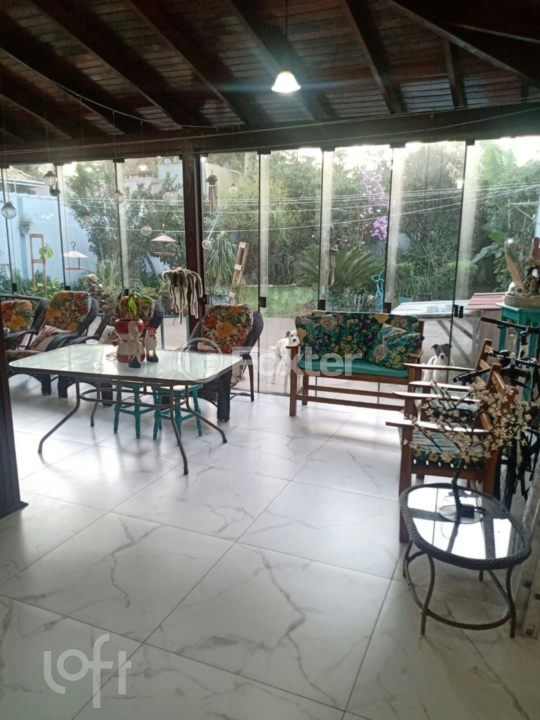 Casa à venda com 4 quartos, 234m² - Foto 1