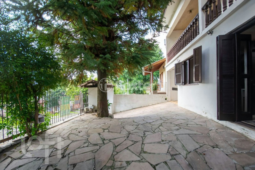 Casa à venda com 5 quartos, 226m² - Foto 2