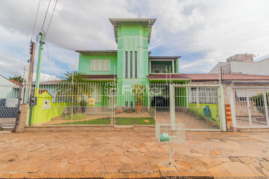 Casa à venda com 3 quartos, 253m² - Foto 1