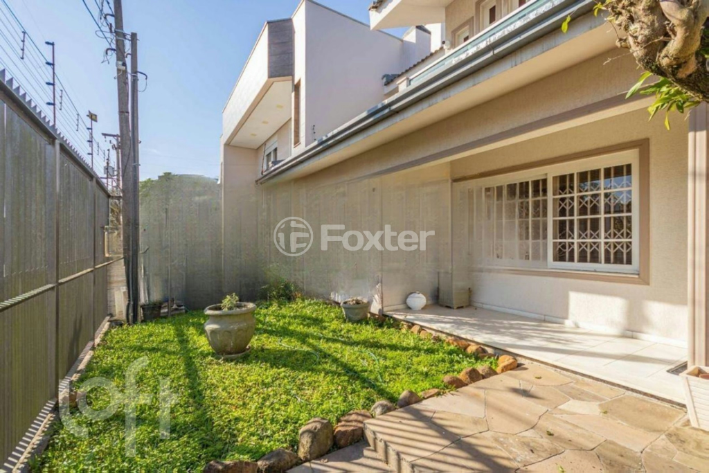 Casa à venda com 3 quartos, 235m² - Foto 1