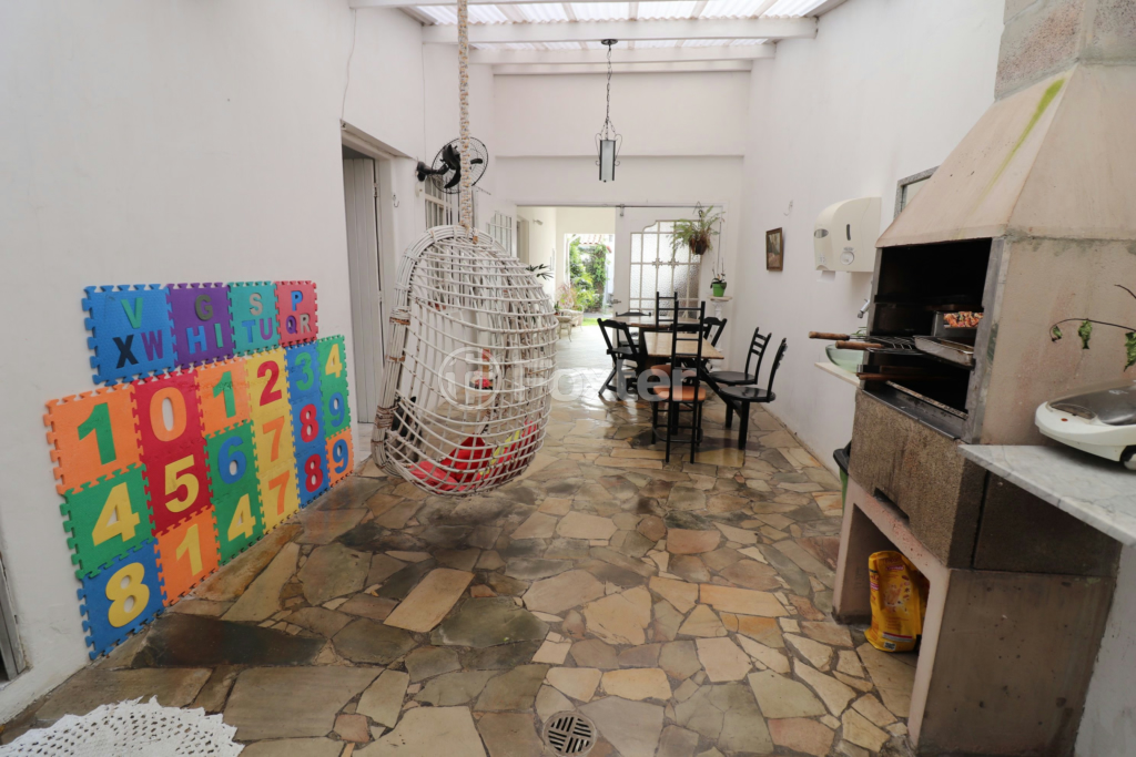 Casa à venda com 5 quartos, 260m² - Foto 3