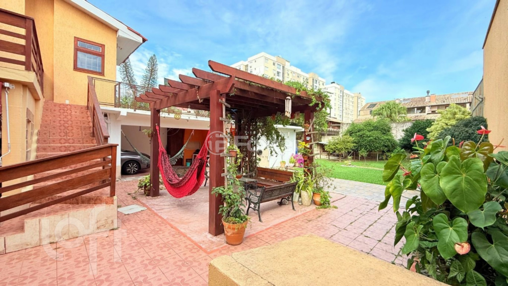 Casa à venda com 3 quartos, 318m² - Foto 3