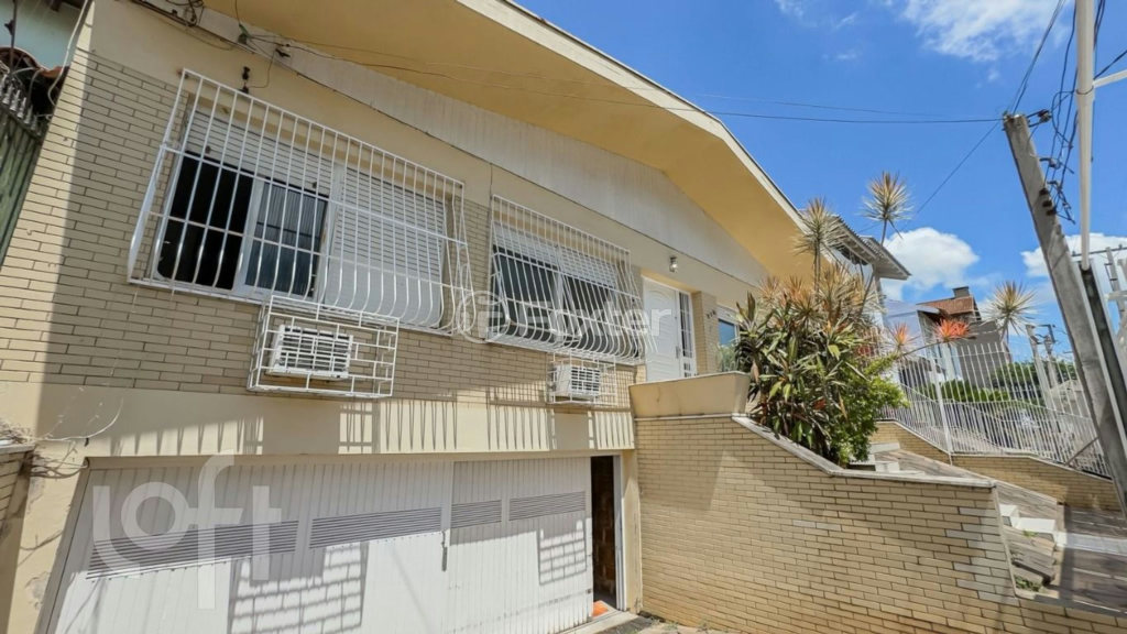 Casa à venda com 3 quartos, 242m² - Foto 1