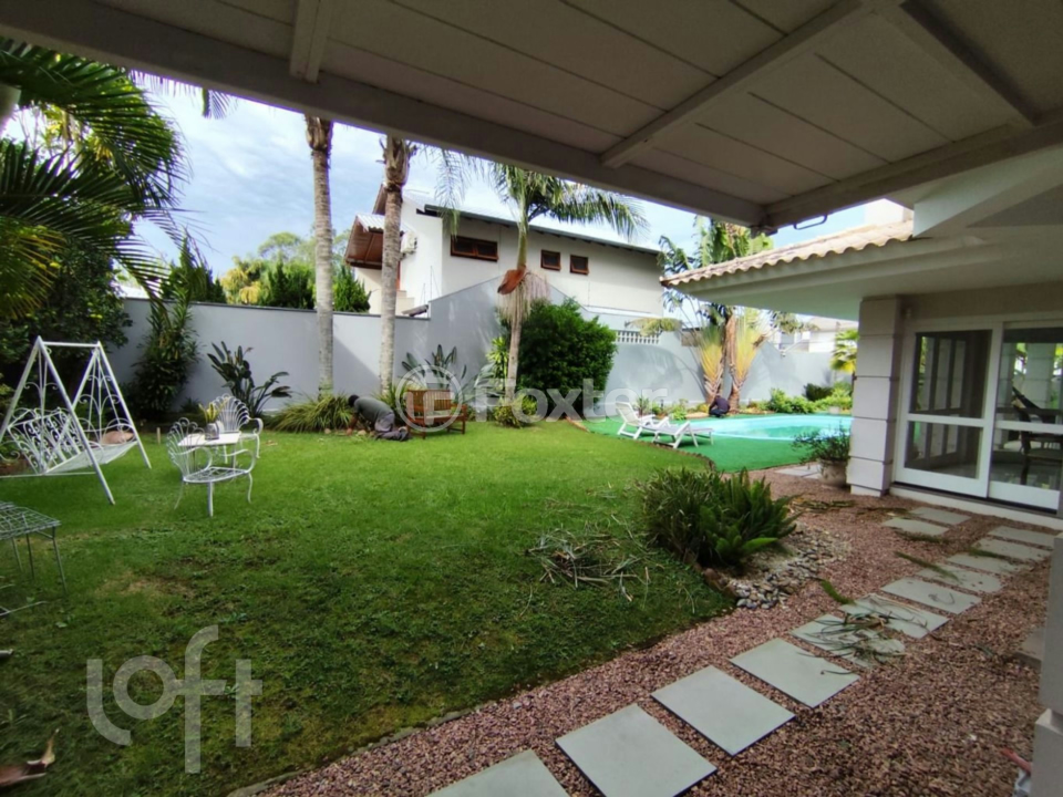 Casa à venda com 3 quartos, 266m² - Foto 1