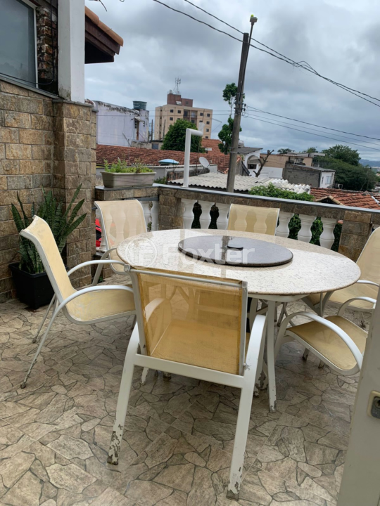 Casa à venda com 3 quartos, 220m² - Foto 2