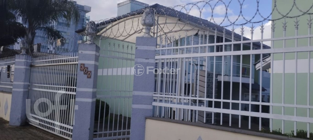 Casa à venda com 3 quartos, 131m² - Foto 1