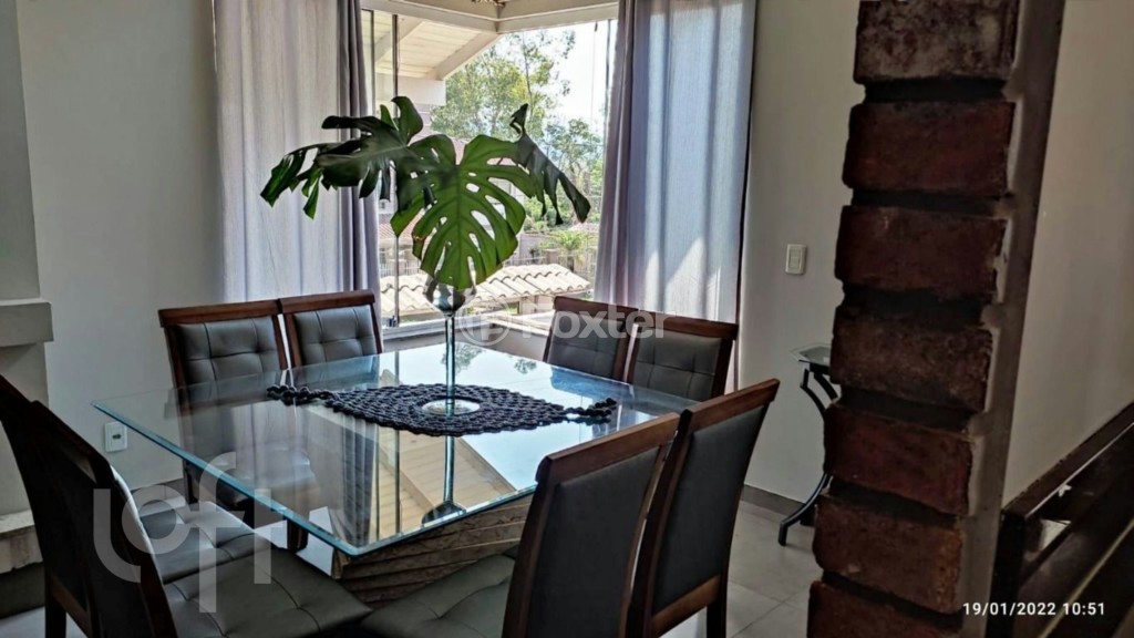 Casa à venda com 4 quartos, 210m² - Foto 1