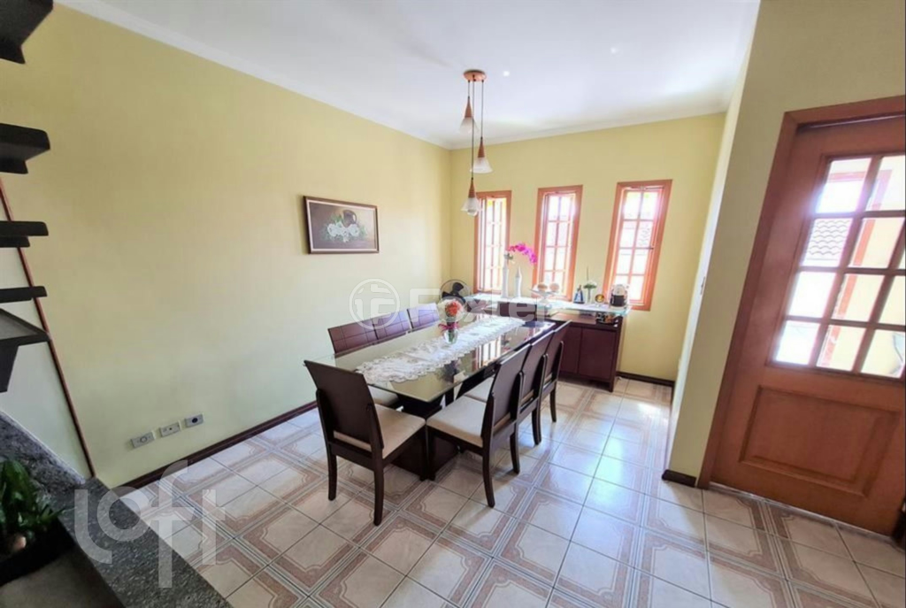 Casa à venda com 4 quartos, 234m² - Foto 1