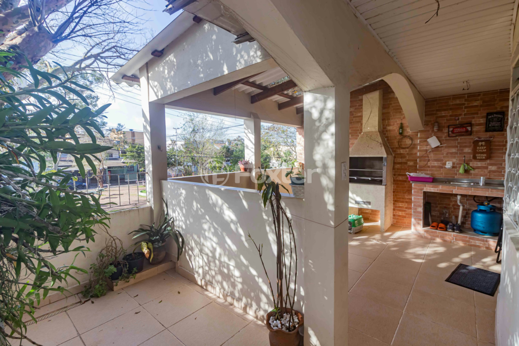 Casa à venda com 4 quartos, 219m² - Foto 2